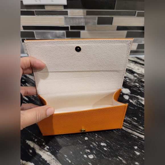 NEW Auth Tory Burch Leather Eyeglass Case w Matching Tory Burch Cleaning Cloth - Picture 5 of 8